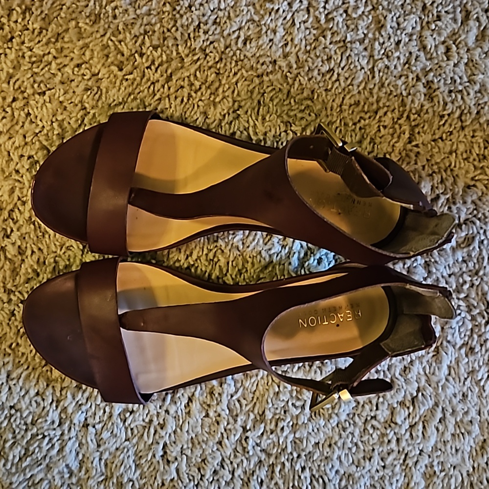 Kenneth Cole Reaction T strap sandals